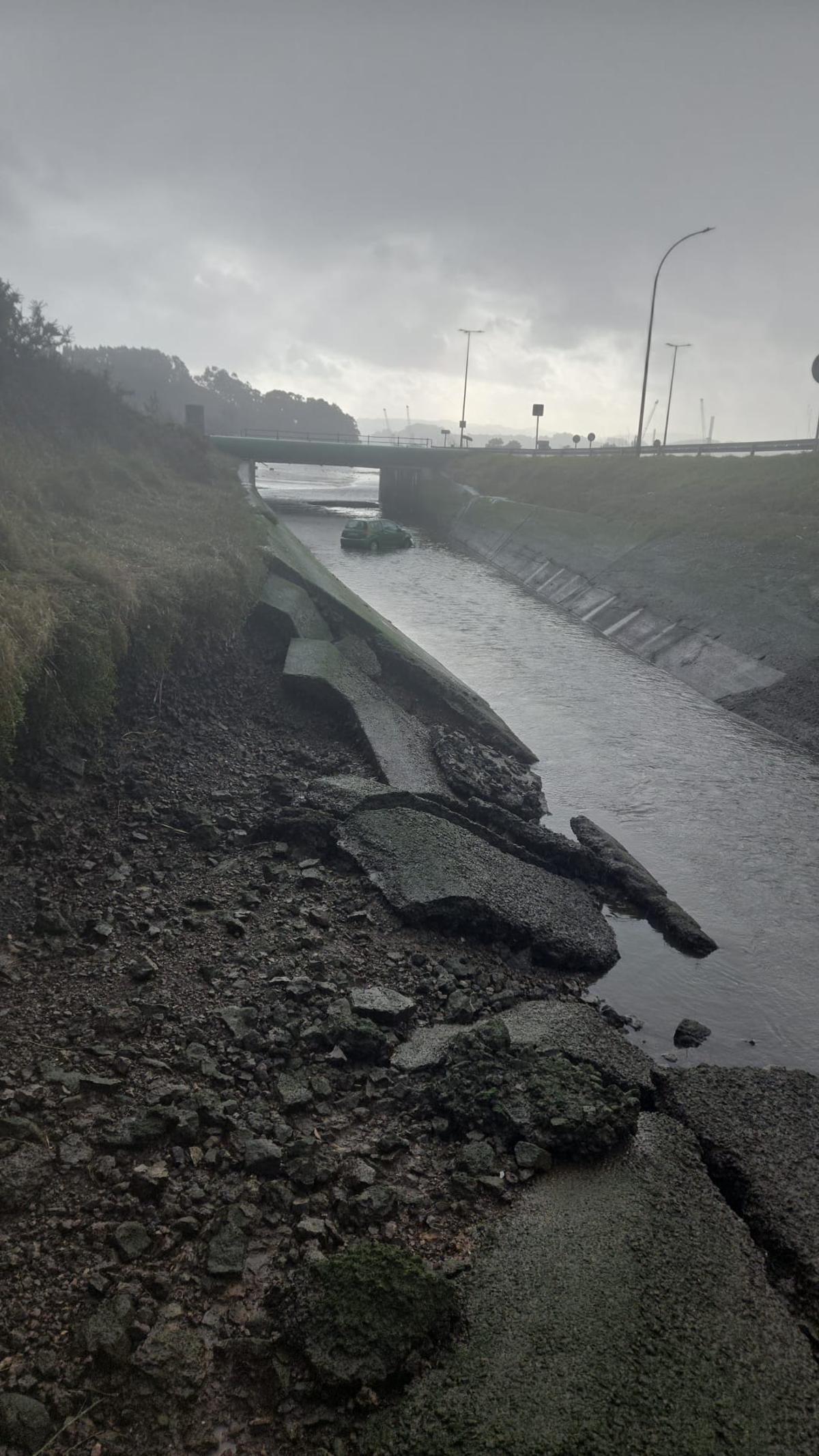 El vehículo, en el agua