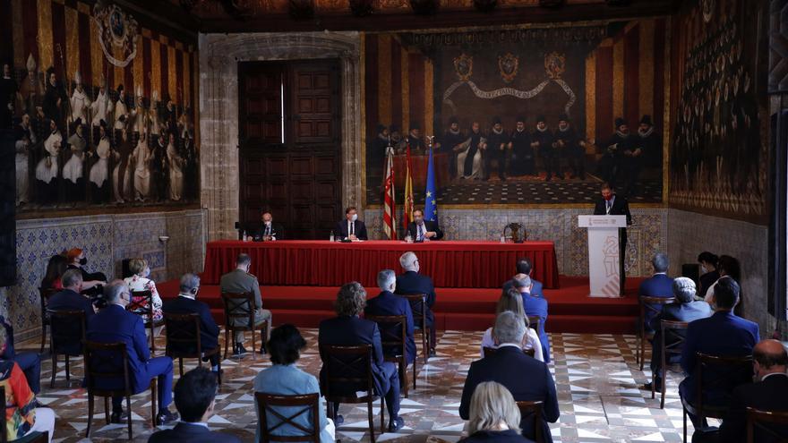El Rey comienza la entrega de los Premios Jaume I en La Lonja