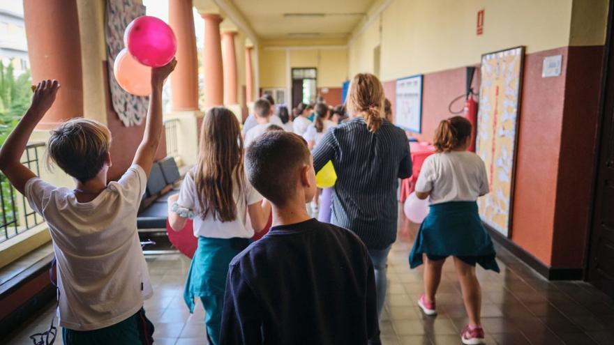 Alumnado tinerfeños en los pasillos de su centro escolar.  | | ANDRÉS GUTIÉRREZ