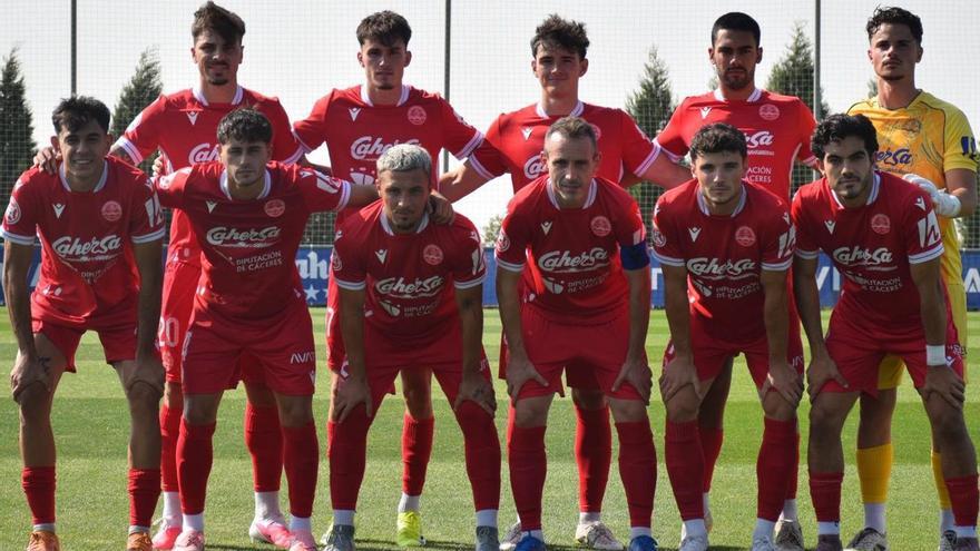 El equipo inicial del CD Coria en el amistoso jugado hace unos días contra el Real Valladolid (4-1). | CDC