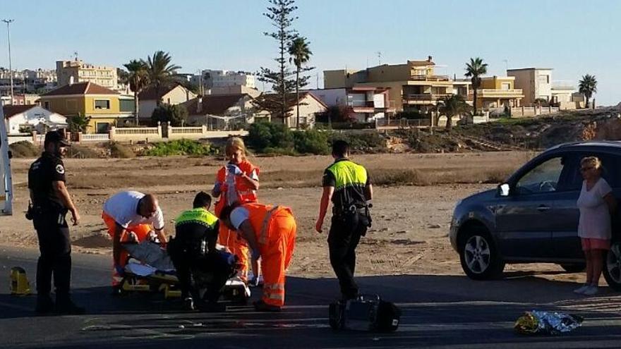 Los servicios sanitarios atienden a la mujer arrollada esta mañana en la Avenida de Alfredo Nobel