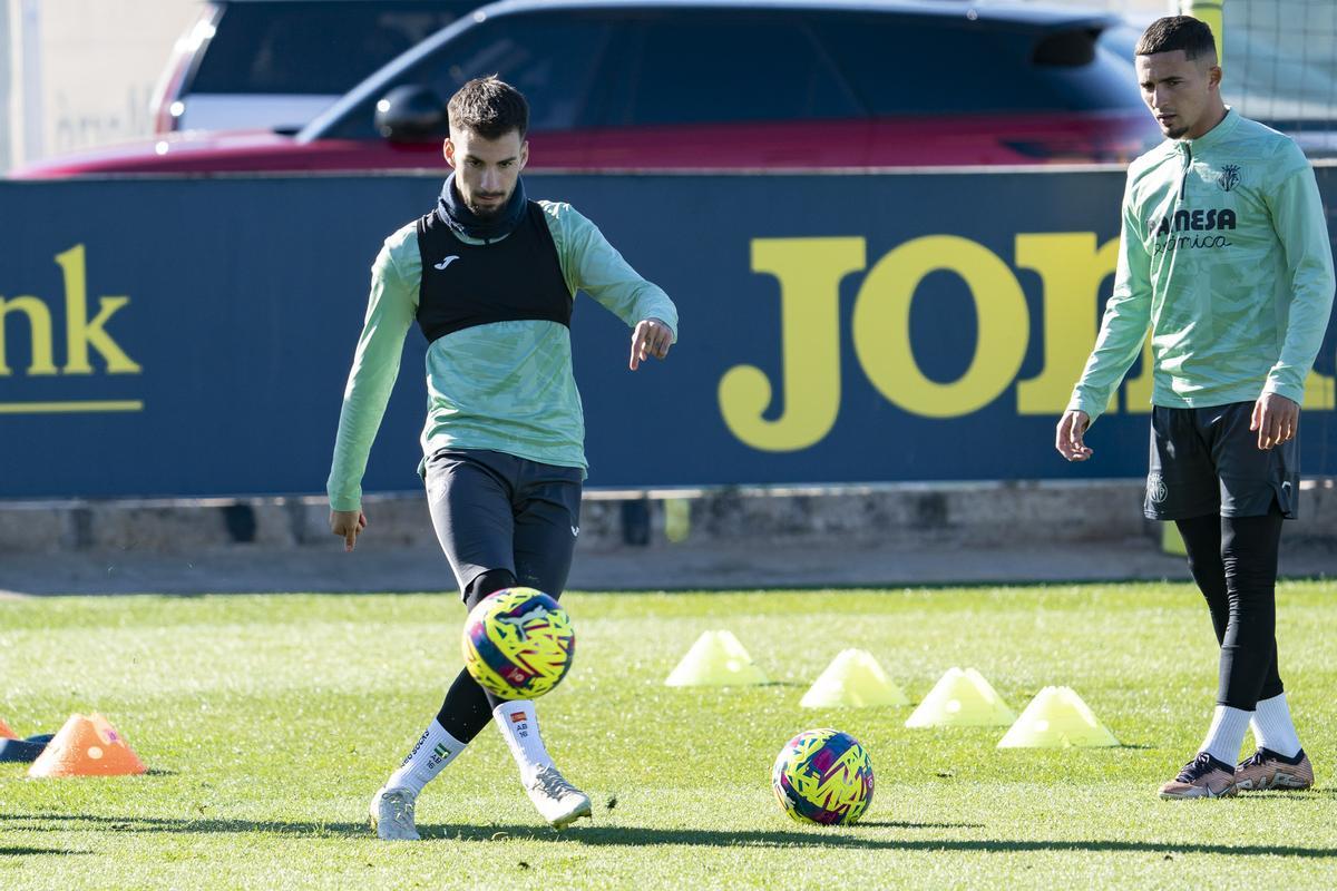 Álex Baena, durante una sesión de entrenamiento con el Villarreal CF.