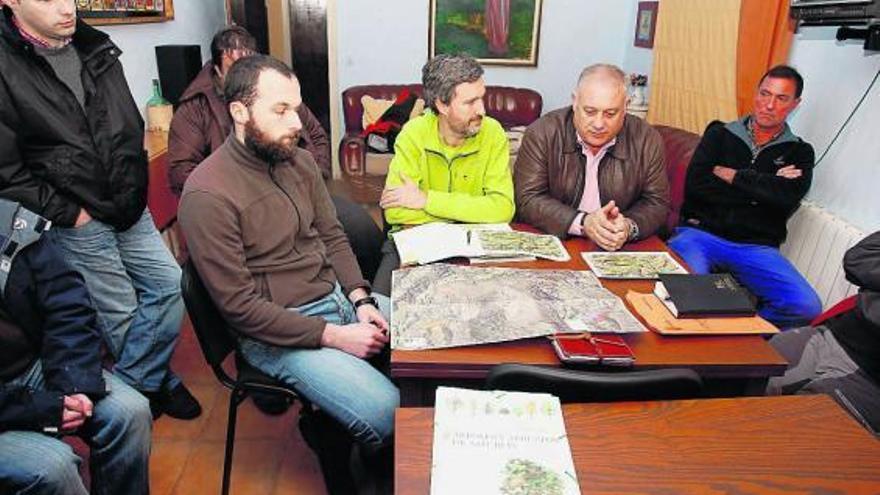 Joaquín Arce y Jesús Barbao, con vecinos y técnicos en el núcleo de La Piñera.