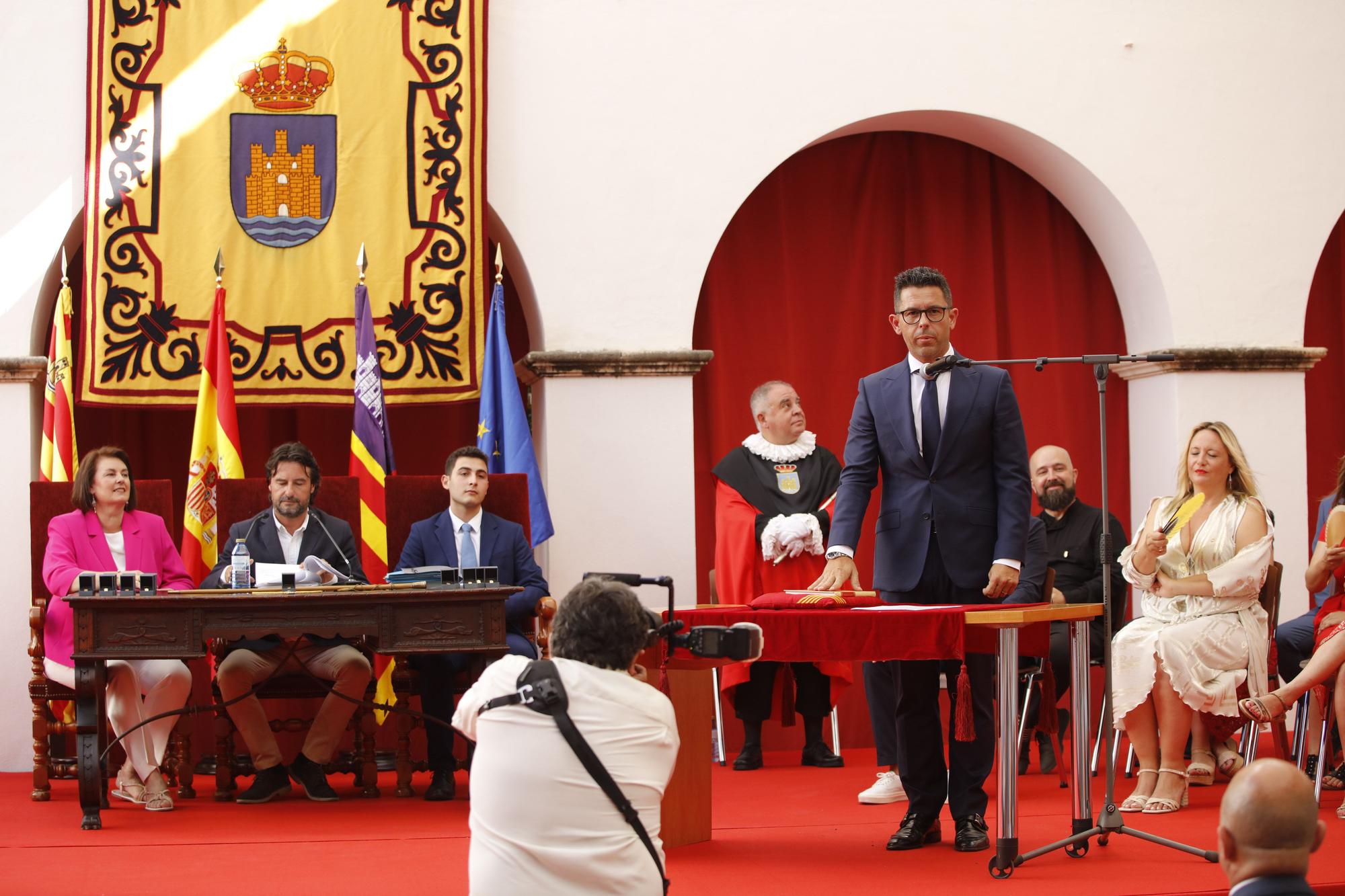Mira aquí todas las imágenes de la toma de posesión de Rafa Triguero como alcalde de Vila