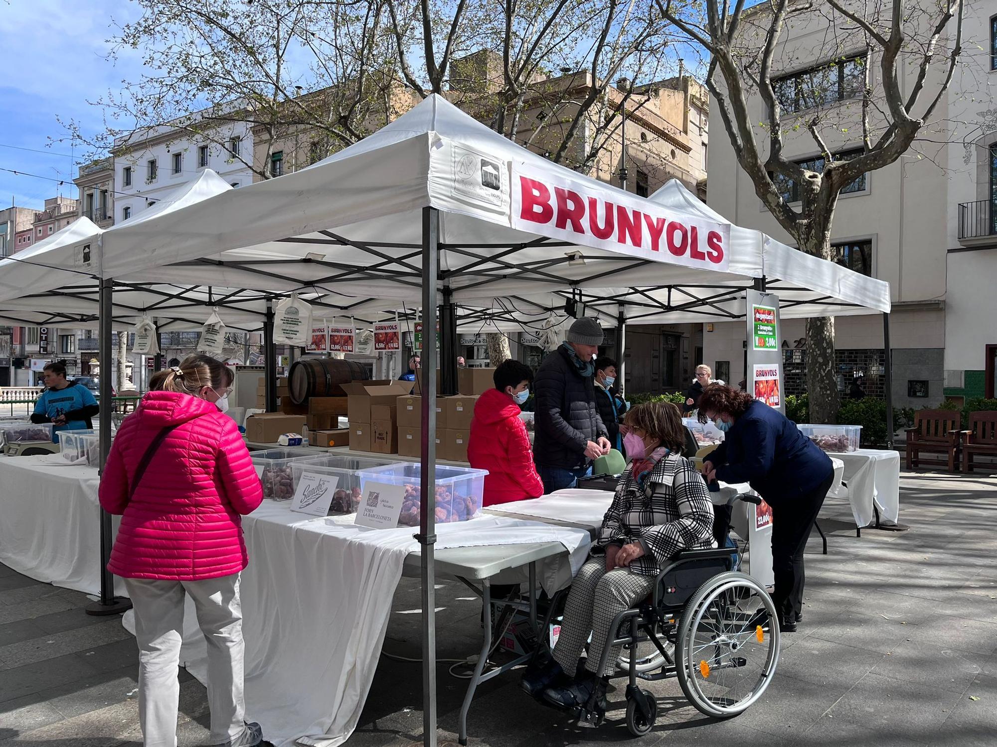 Torna la cua per comprar brunyols a la Rambla