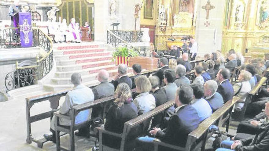 Imatge general amb el fèretre davant l&#039;altar de l&#039;església de Santa Maria i els quatre alcaldes al primer banc