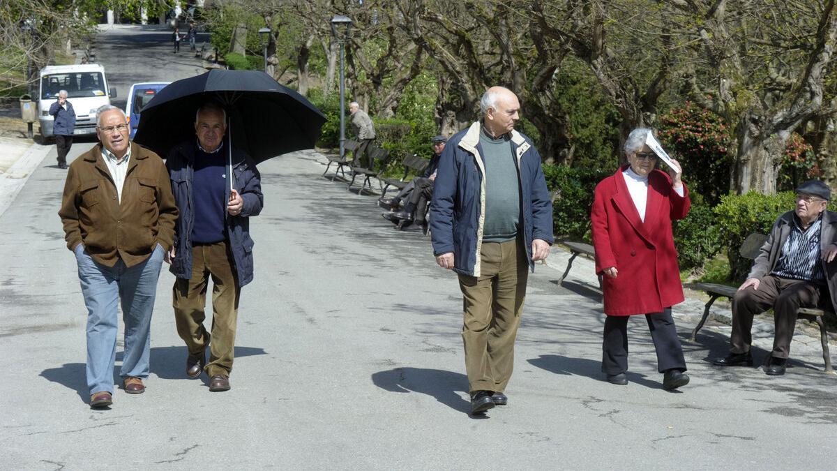 UN GRUPO DE JUBILADOS PASEA EN UN PARQUE DE A CORUÑA.