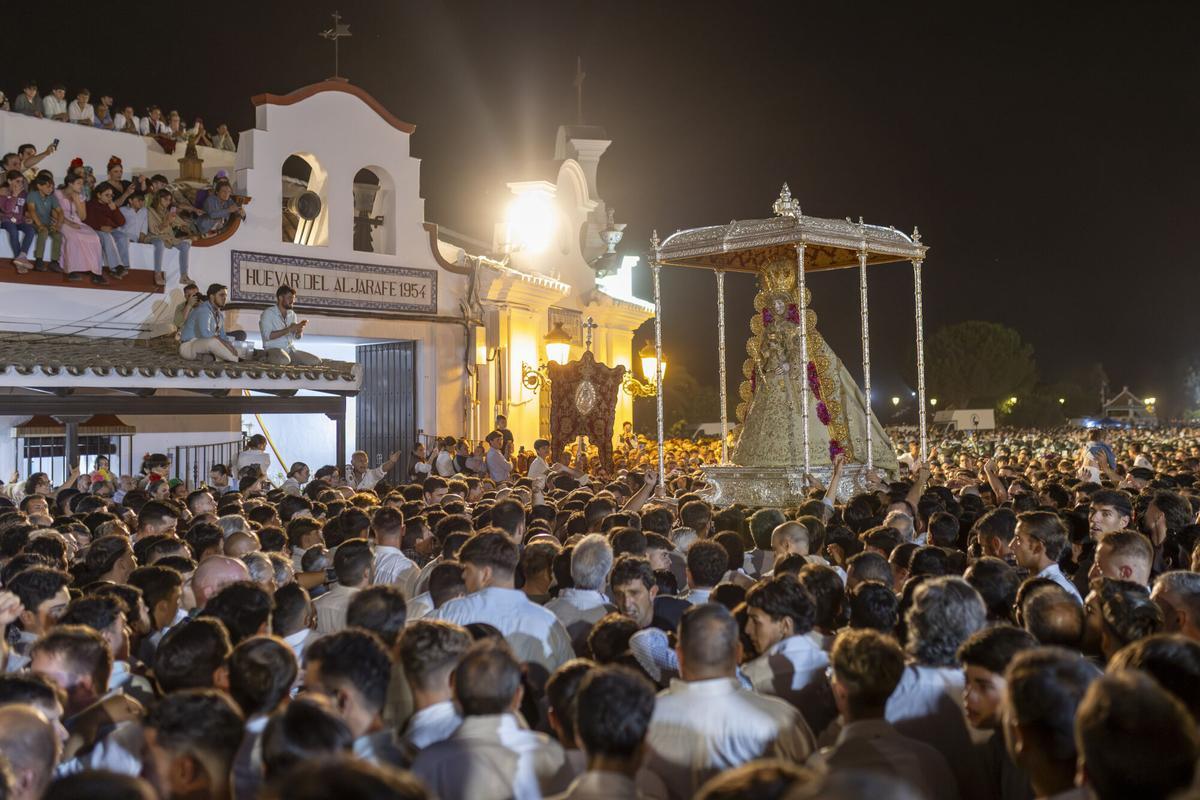 La imagen de la Virgen del Rocío durante su tradicional procesión en la que visita las 127 hermandades filiales. La imagen de la Virgen del Rocío durante su tradicional procesión en la que visita las 127 hermandades filiales.