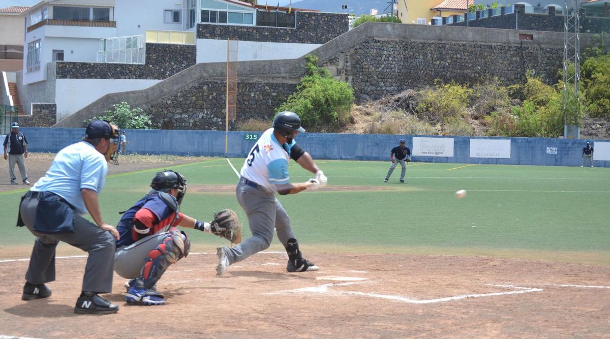 Edison Valerio batea en un momento de los encuentros disputados este sábado. | | E.D.