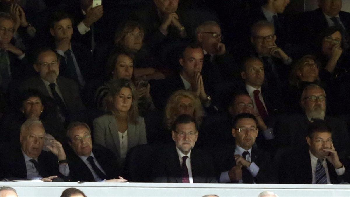 Mariano Rajoy, flanqueado por Florentino Pérez y Josep Maria Bartomeu en un derbi en el Bernabéu.