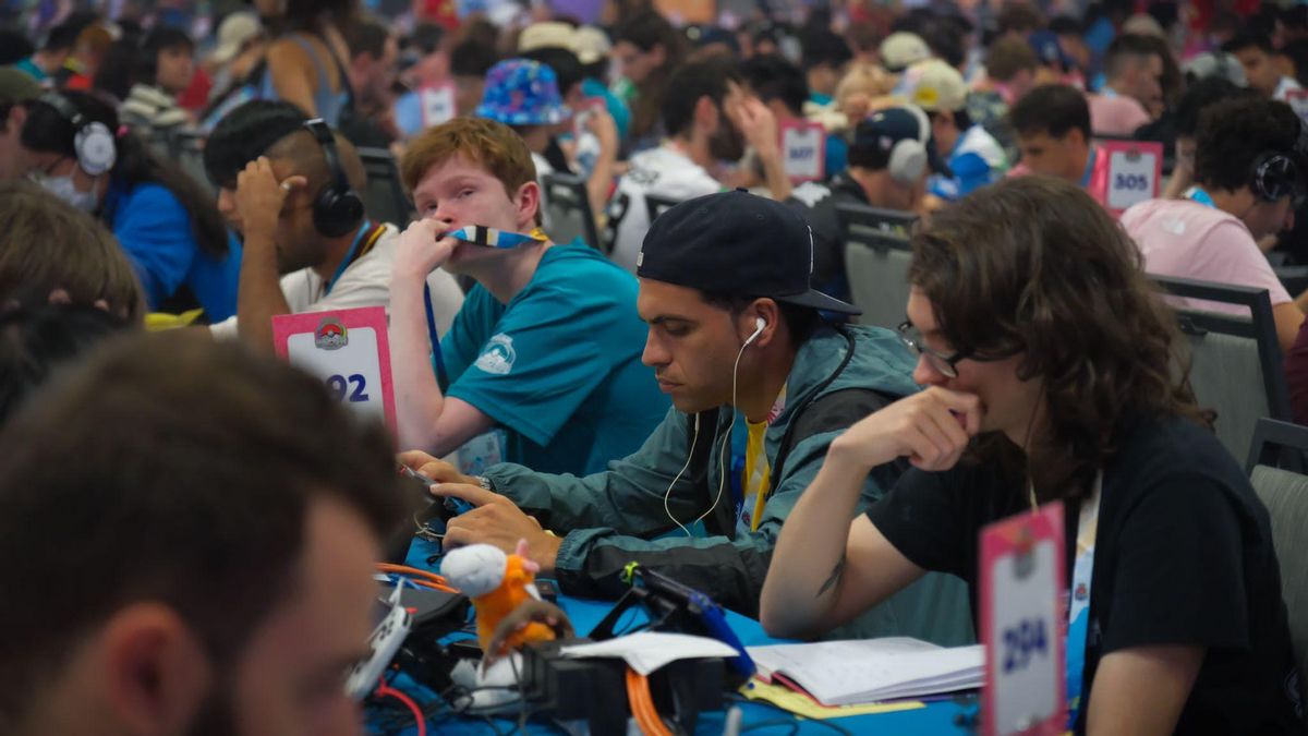 Adrián Isidoro compitiendo en el Mundial de Pokemon