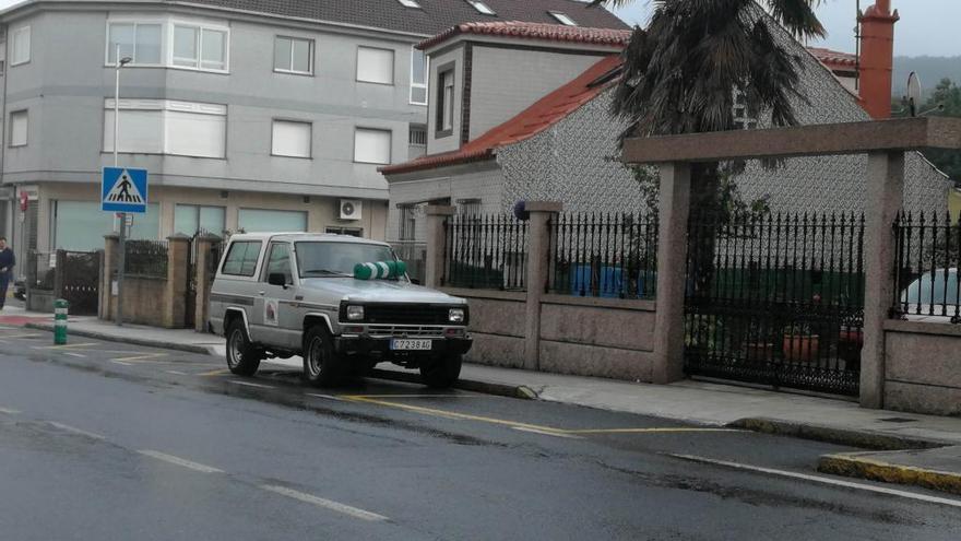 Uno de los conos arrancados sobre un coche