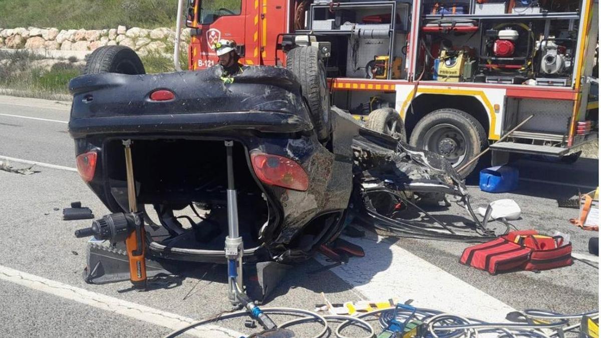 Bomberos del Consorcio de la Diputación tuvieron que excarcelar a uno de los ocupantes del vehículo siniestrado.