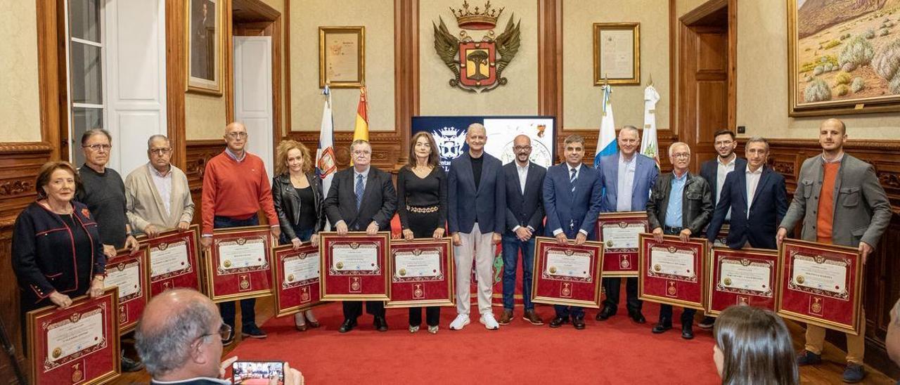 El salón de plenos del Ayuntamiento villero acogió la entrega de las medallas de oro a las empresas centenarias