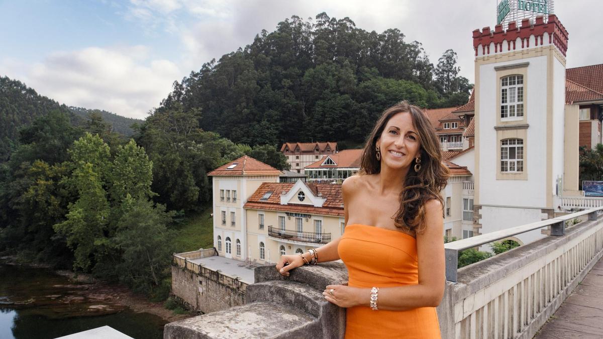 María Oruña, este martes en el Balneario de Puente Viesgo, en Cantabria, escenario de su nueva novela.