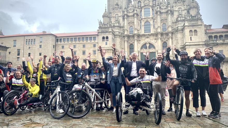 El presidente de la Xunta, junto a otras autoridades, recibieron a los participantes de la travesía en bicicleta organizada por la Fundación Enki