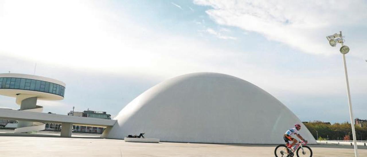 Un ciclista cruza la plaza del Niemeyer, en una imagen de archivo.