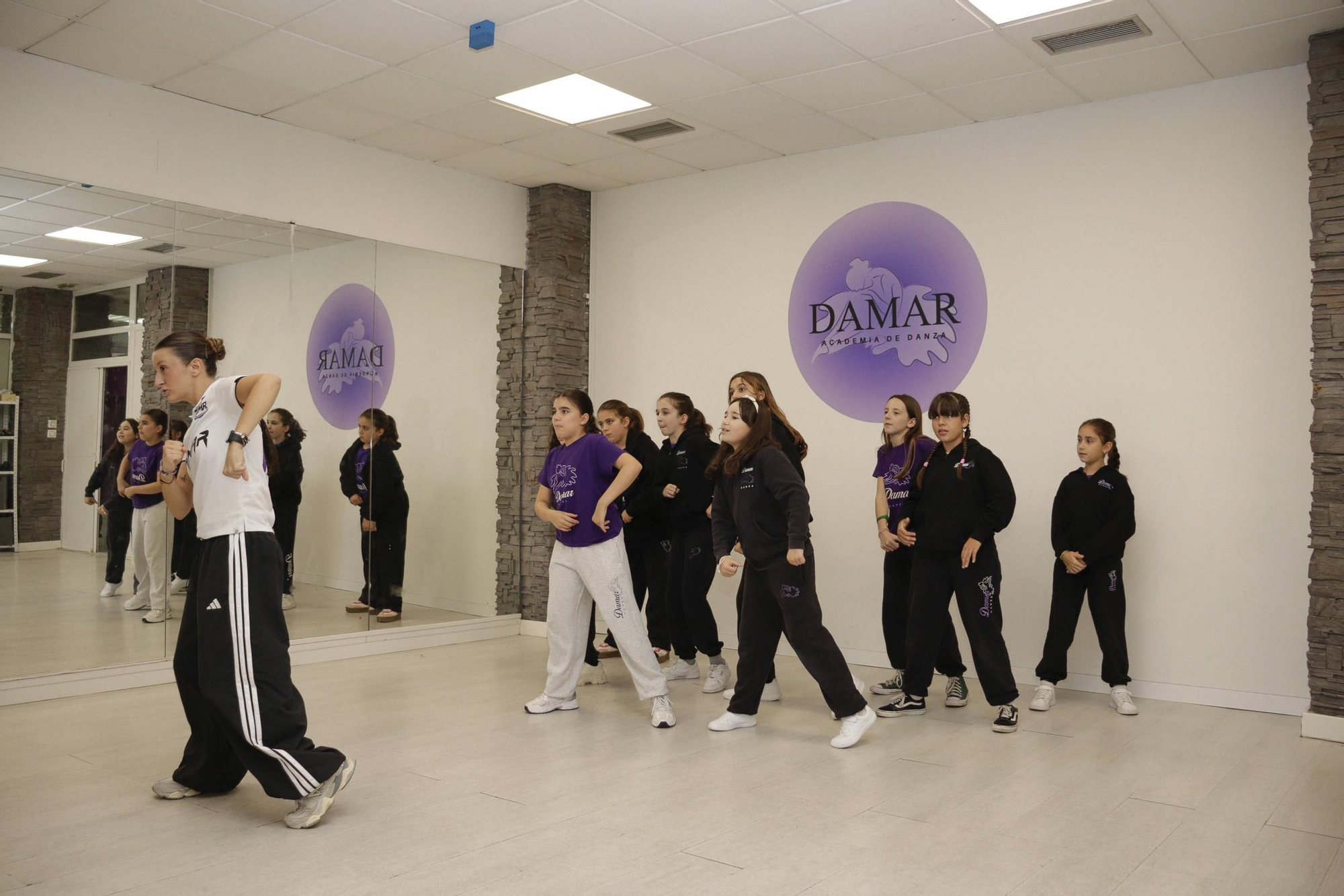 Bailando de La Calzada a Dijon, así será la hazaña de las alumnas gijonesas de la academia Damar (en imágenes)