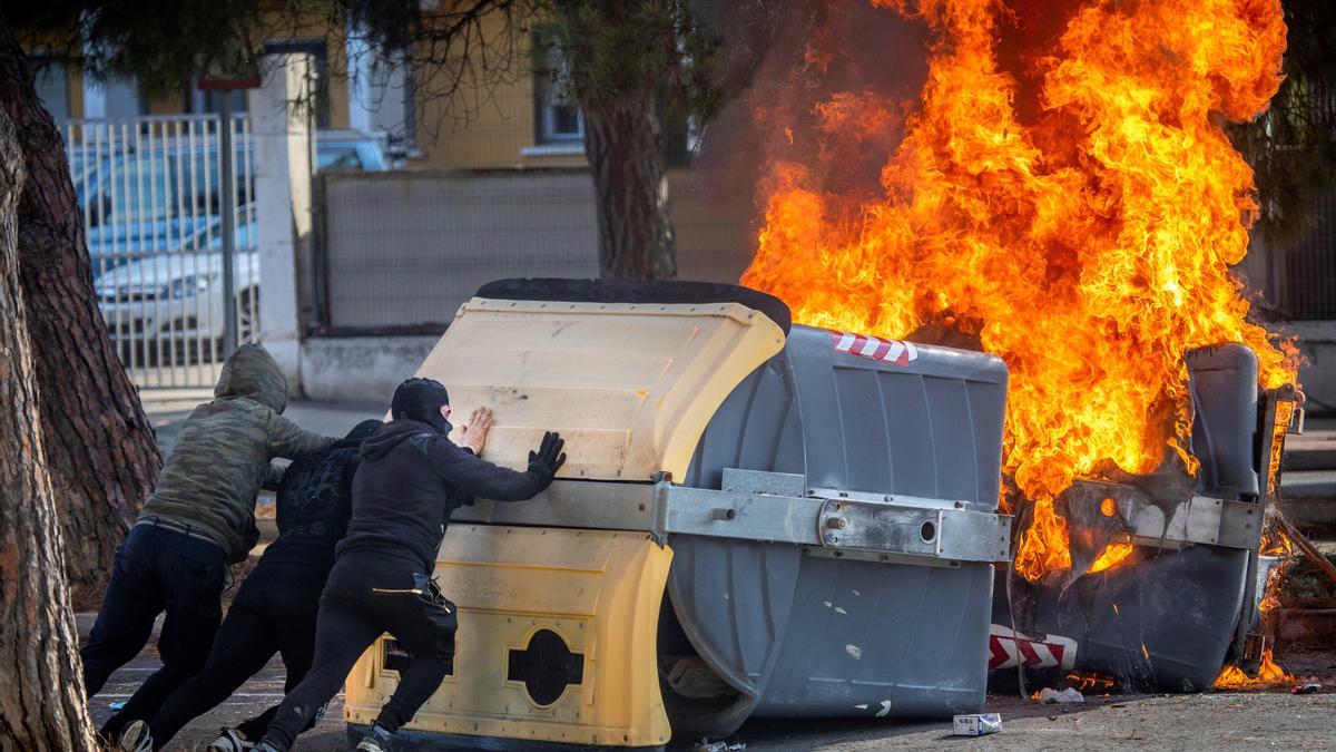 Trabajadores del sector del metal durante la séptima jornada de huelga en la barriada Río San Pedro en Puerto Real (Cádiz).