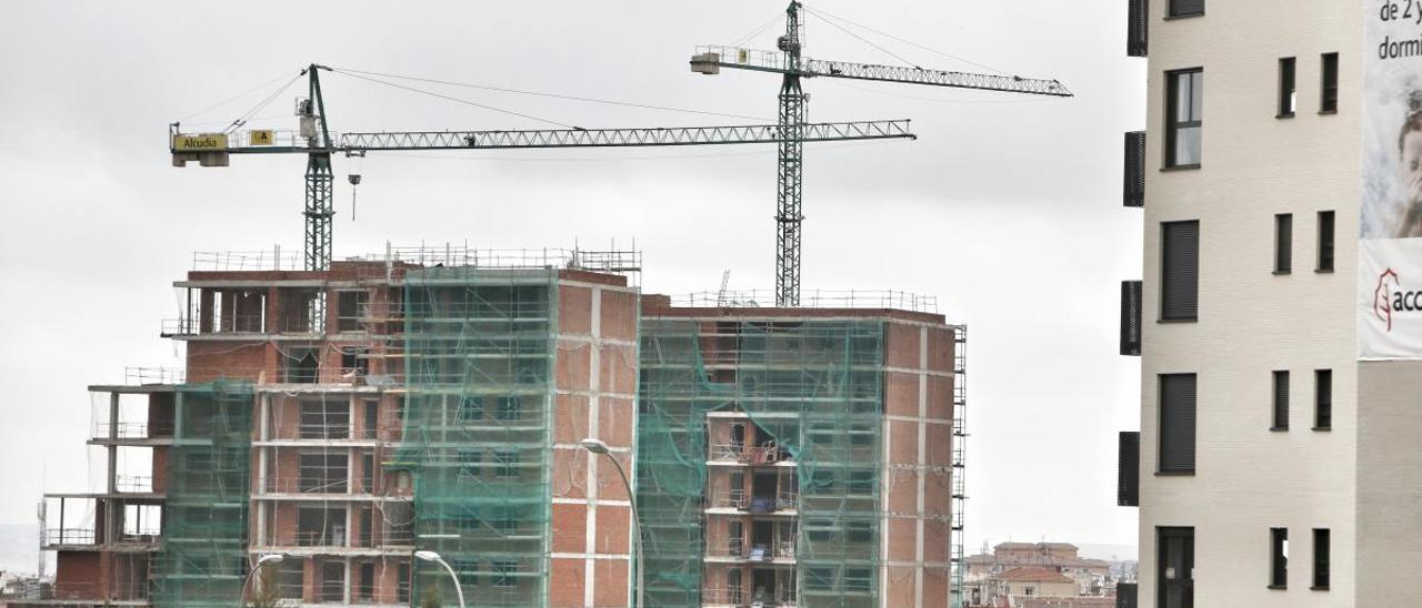 Un grupo de edificios en construcción en la ciudad de Alicante. RAFA ARJONES