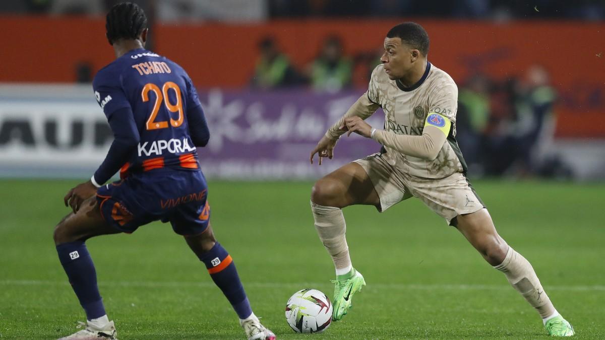 Mbappé conduce el esférico ante la oposición de Tchato