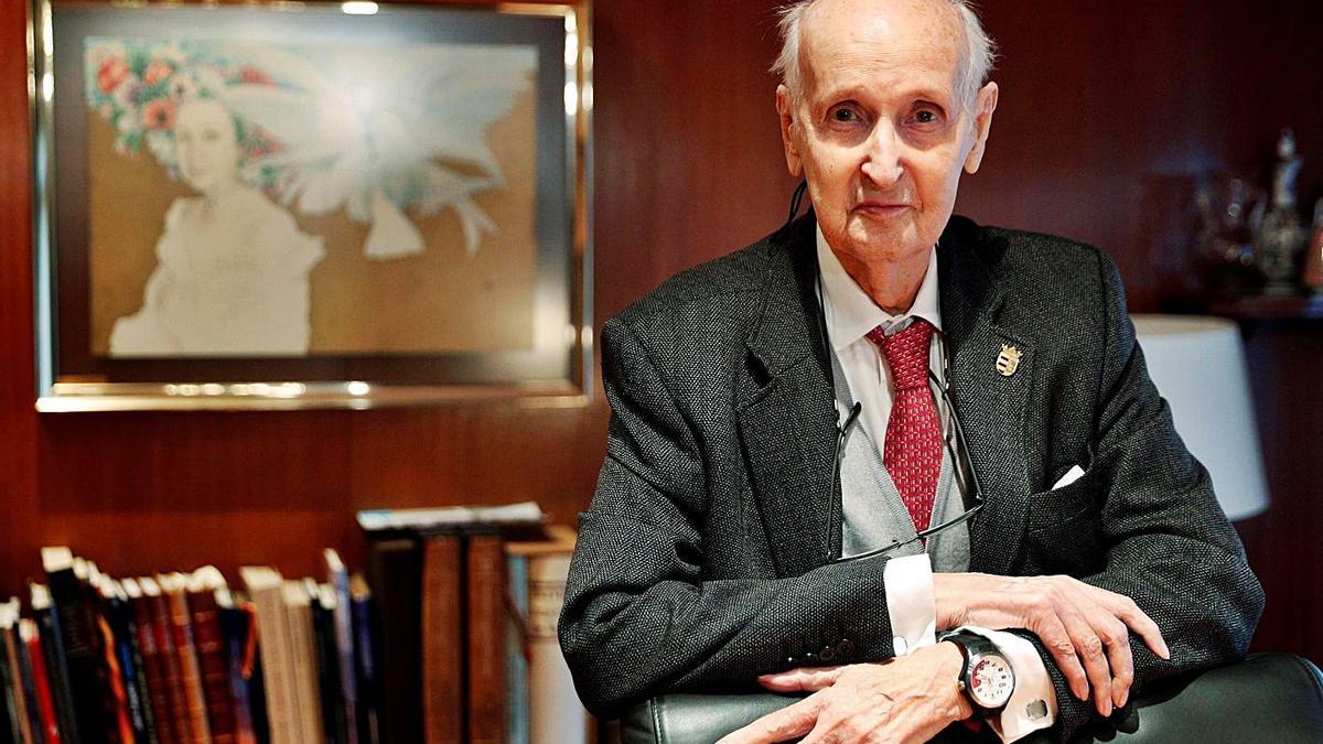 Santiago Grisolía poses during the interview in which he gave his opinion on the management of the covid. | Santiago Grisolía poses during the interview in which he gave his opinion on the management of the covid. |
