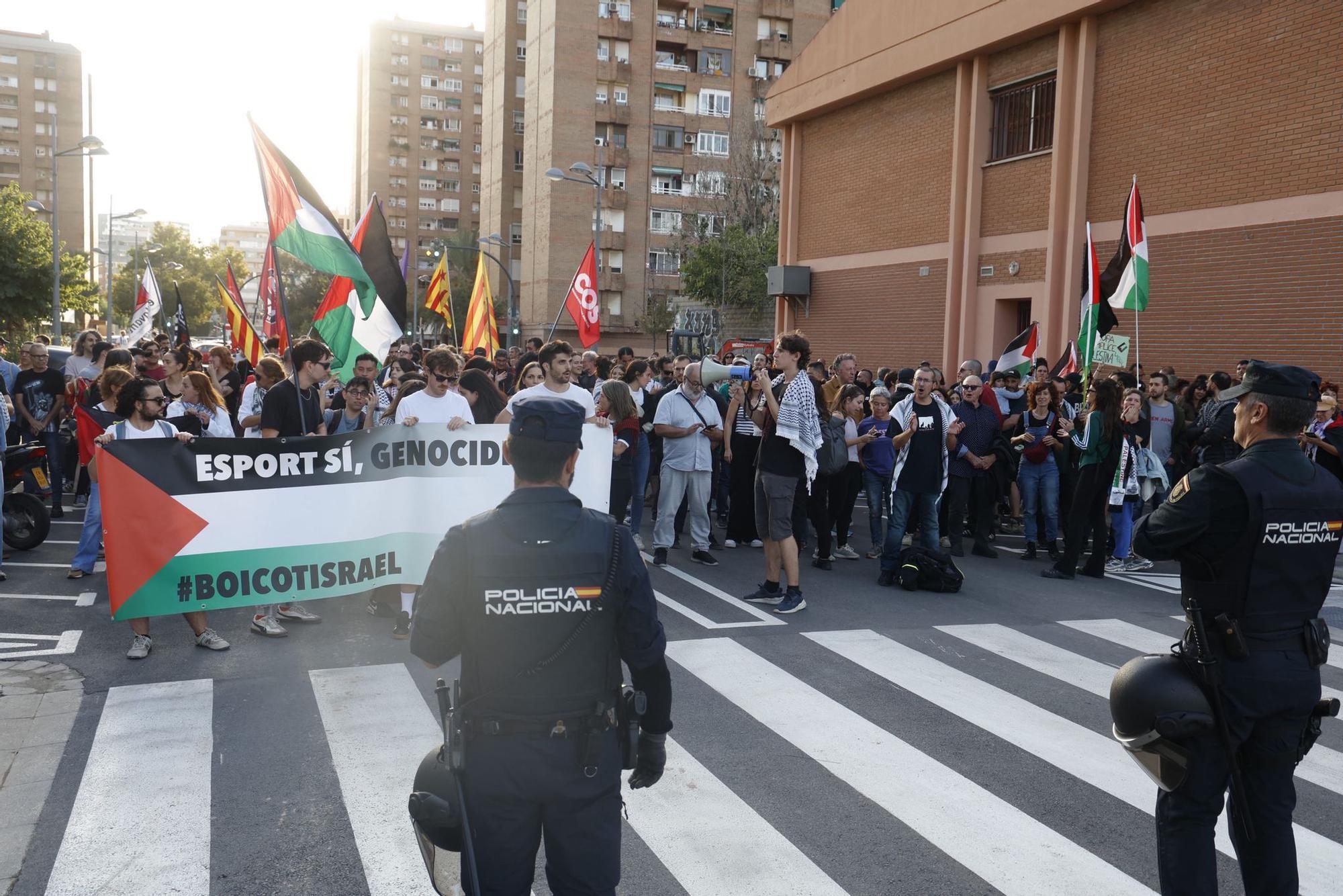 El Roig Arena se blinda para el partido entre el Valencia Basket y el Hapoel Tel Aviv