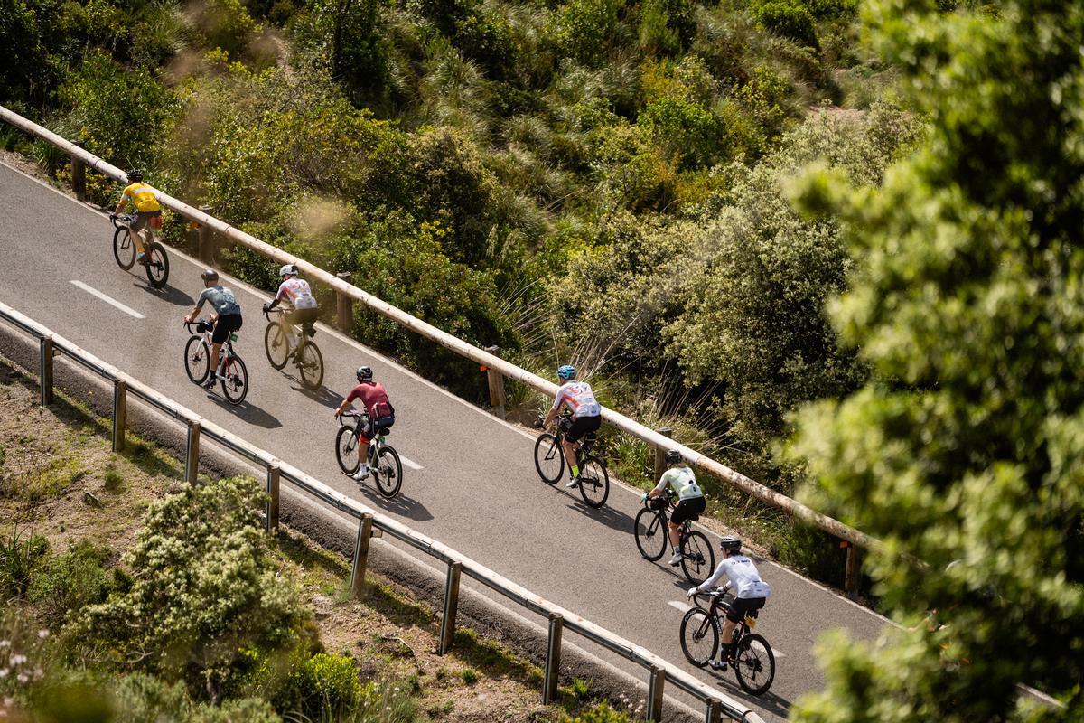 El pelotón de la Mallorca 312 OK Mobility llena de color las carreteras de la isla