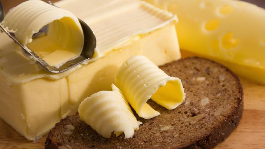 Mantequilla y margarina difieren en el tipo de grasas.