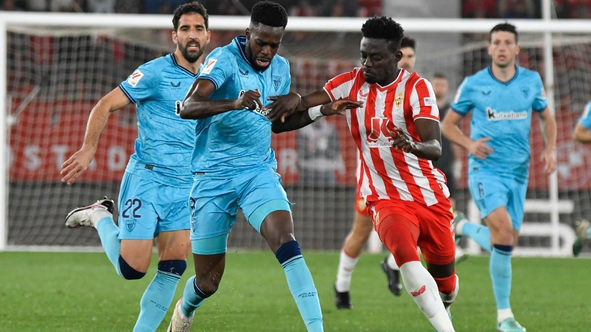 El delantero del Athletic Club, Iñaki Williams (i), conduce el balón ante el centrocampista ghanés de la UD Almeria, Iddrisu Baba, durante el encuentro correspondiente a la jornada 24 de Primera División que disputan hoy lunes la UD Almeria y Athletic Club en el Power Horse Stadium de Almería