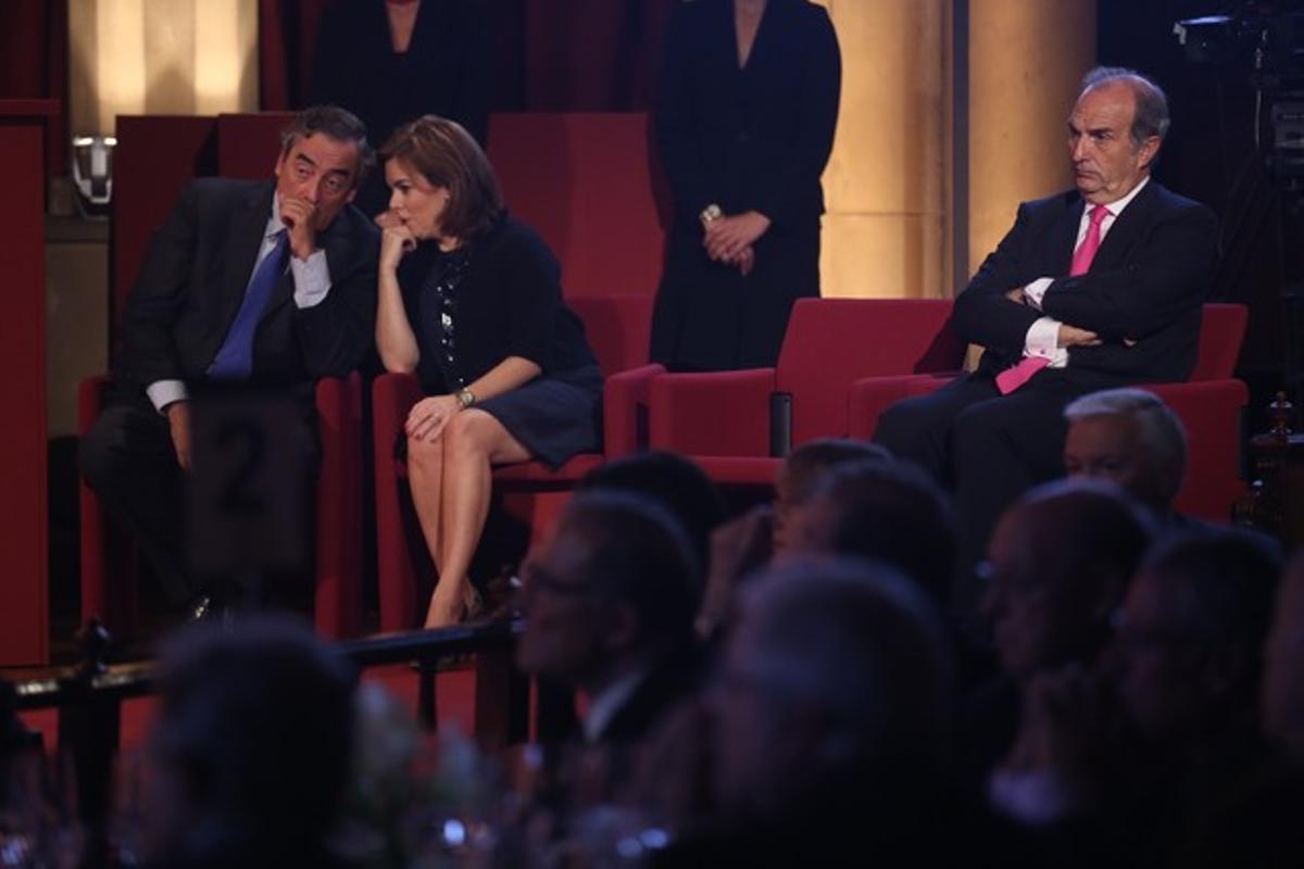 La cadira buida que havia d’ocupar el president Mas, entre Sáenz de Santamaría i Gay de Montellà. La cadira buida que havia d’ocupar el president Mas, entre Sáenz de Santamaría i Gay de Montellà.