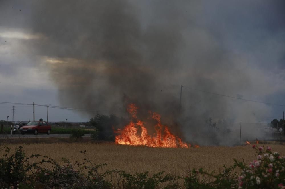 El incendio en el polígono industrial Campo de aviación de Coreses, en imágenes