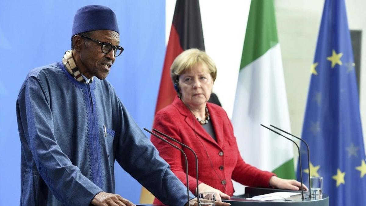 Buhari (izquierda) y la cancillera Merkel, en Berlín, este miércoles.
