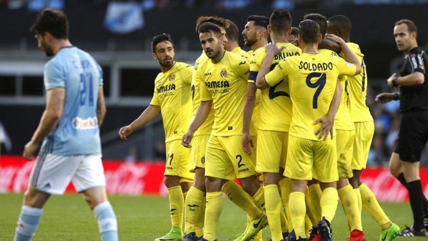 Jugadores del Villarreal celebran el gol de la victoria.