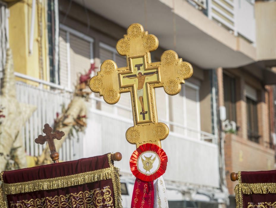 Los ortodoxos celebran en Alicante el bautismo de Jesús con la bendición del mar y con el rito de nadar en busca de la cruz