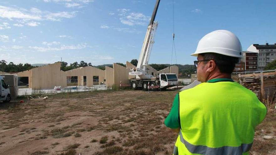 La residencia completaría la zona de servicios de A Baiuca, junto a la nueva escuela infantil (obras de construcción en la imagen) y el nuevo centro de salud. // Bernabé/Adrián Rei