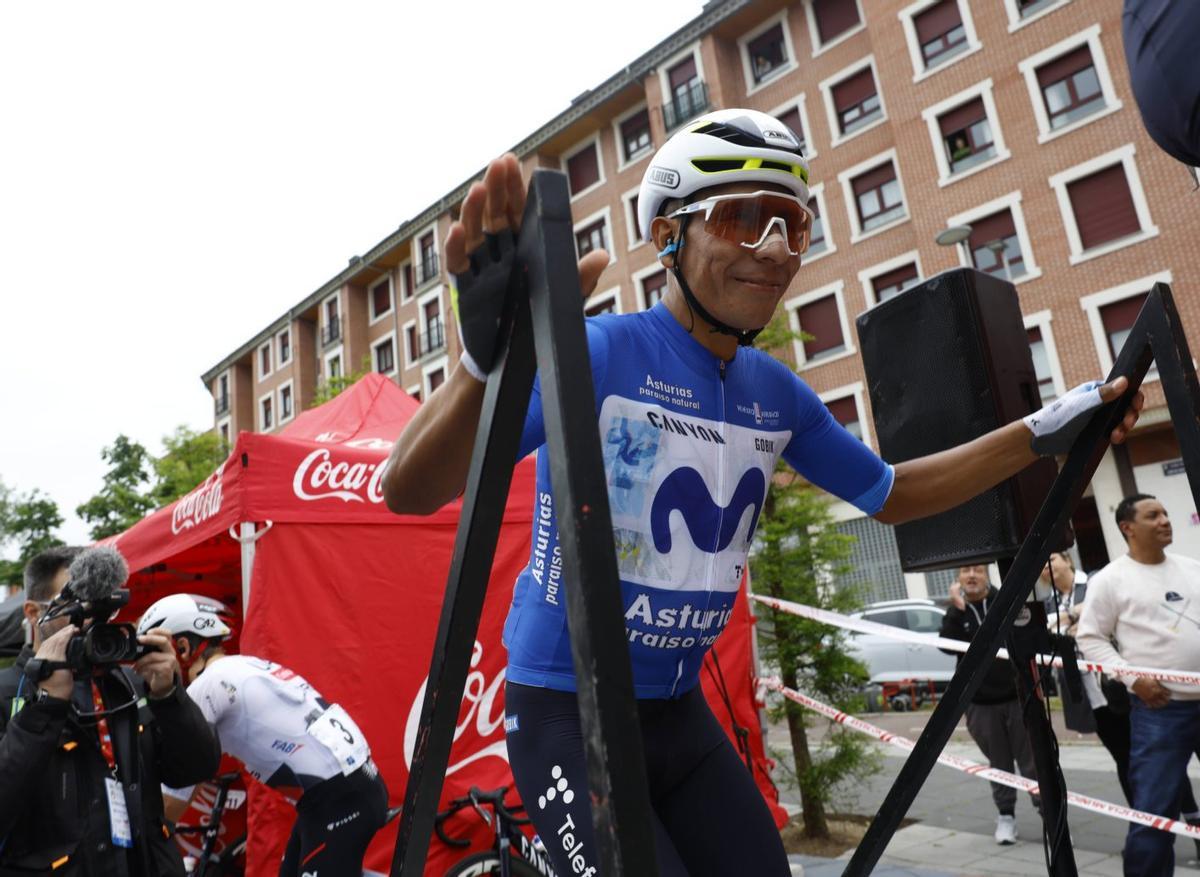 Nairo Quintana se sube al podio de meta de la Vuelta a Asturias en la salida de Lugones.  |