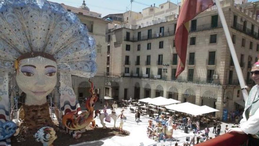 La Hoguera Oficial fue de nuevo ayer uno de los epicentros de la Fiesta. Esta noche será el primer gran monumento en arder, una vez que se dispare la palmera desde el Castillo.