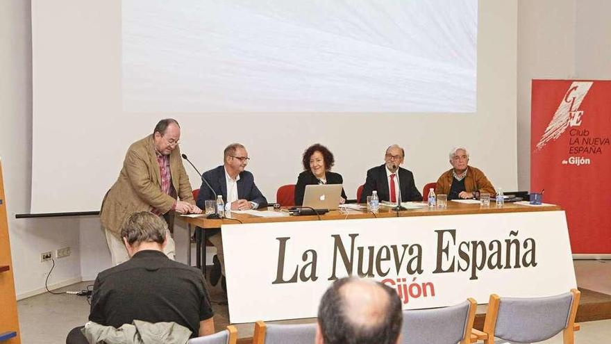 Teresa Pérez, en el centro, ayer, en el Club del periódico antes de su intervención.