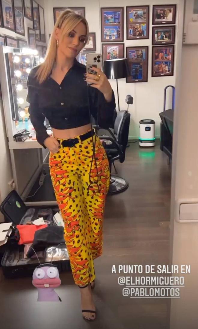 Edurne con pantalones de María Escoté y camisa negra de KendallandKylie Jenner