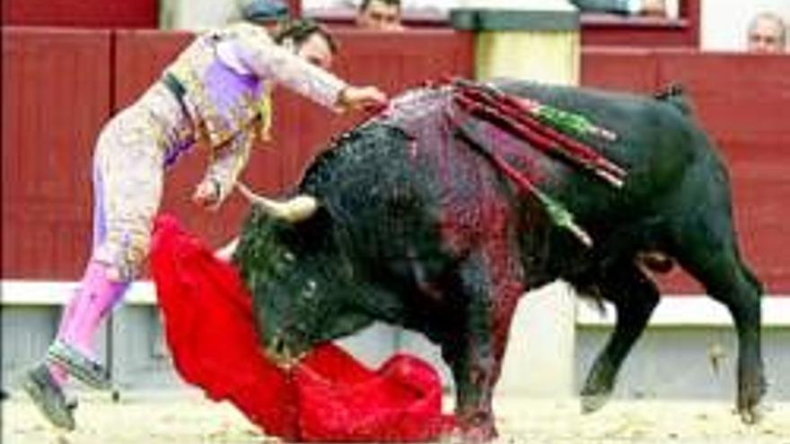 Ferrera despacha con prisas sus dos toros