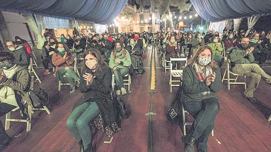 Imatge dels assistents en un dels concerts a la carpa del pati del Casino, amb el públic assegut i amb mascareta