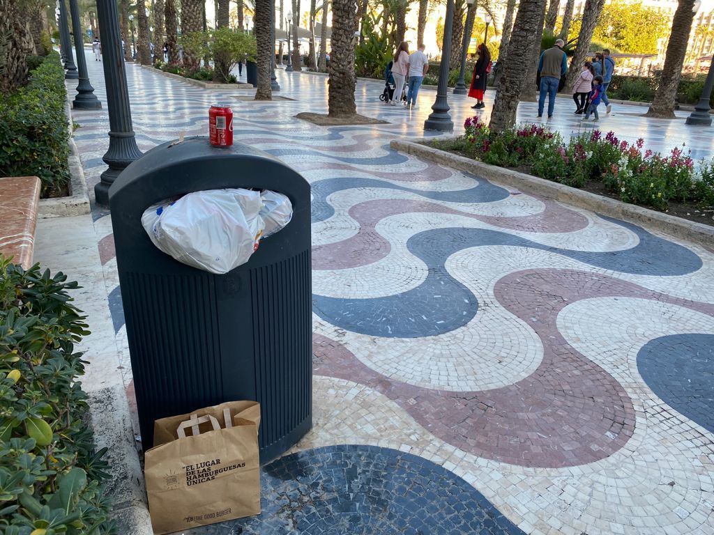 Esta es la imagen de la Explanada de Alicante: bolsas, envases, desechos... y cubos de basura al límite