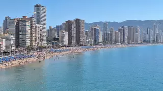 Temor en la playa de Levante de Benidorm por la llegada de medusas