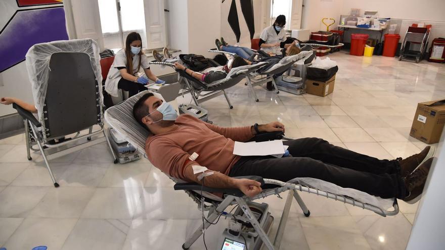 Decenas de cartageneros acuden a donar sangre