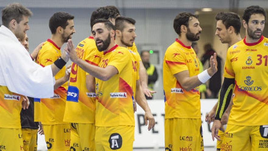 Los Hispanos se felicitan tras su victoria ante Finlandia