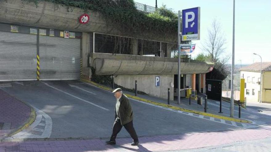 Un peatón pasa delante de la segunda planta del parking, cerrada.