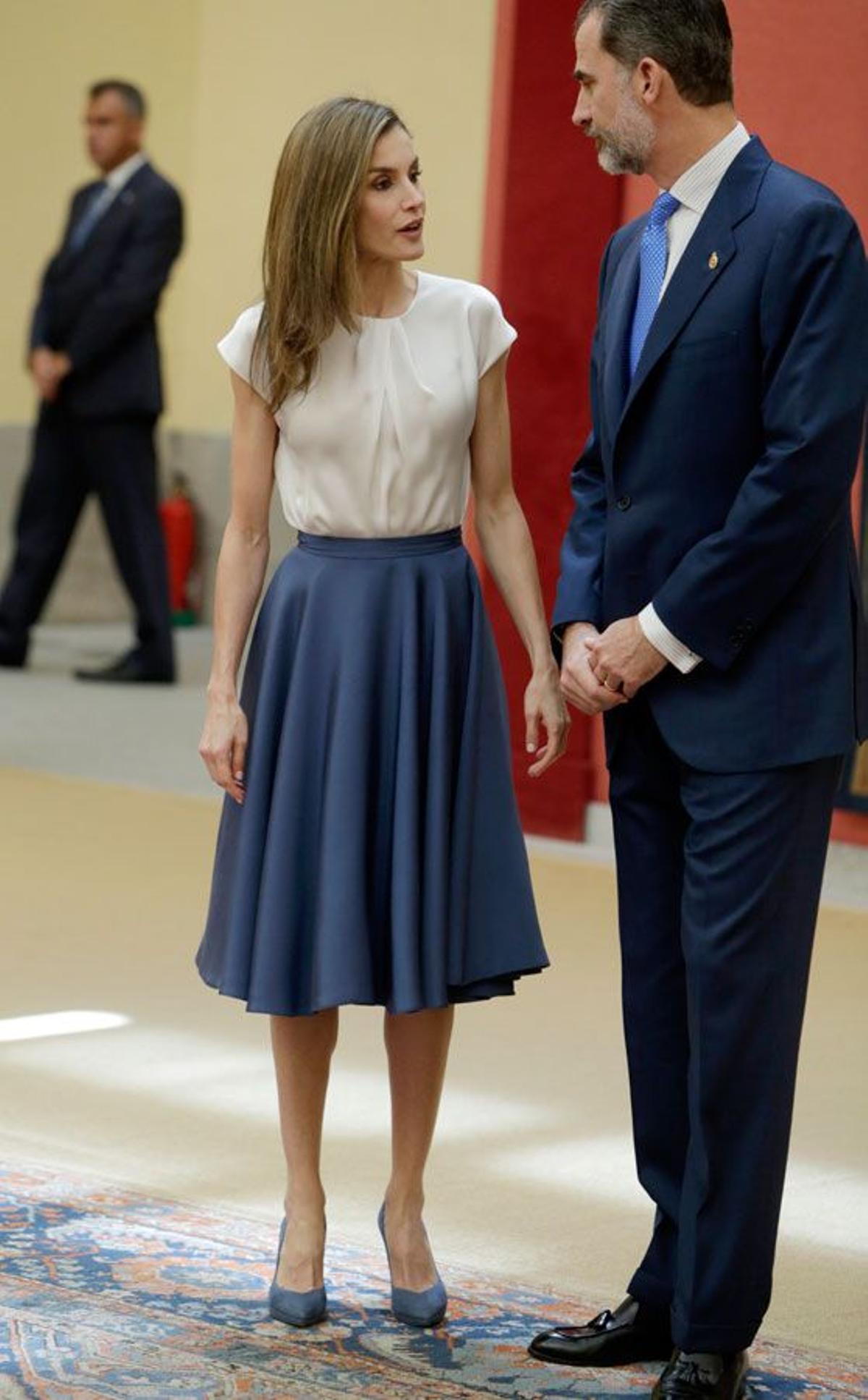 El look de Letizia Ortiz con falda midi azul junto a Felipe VI