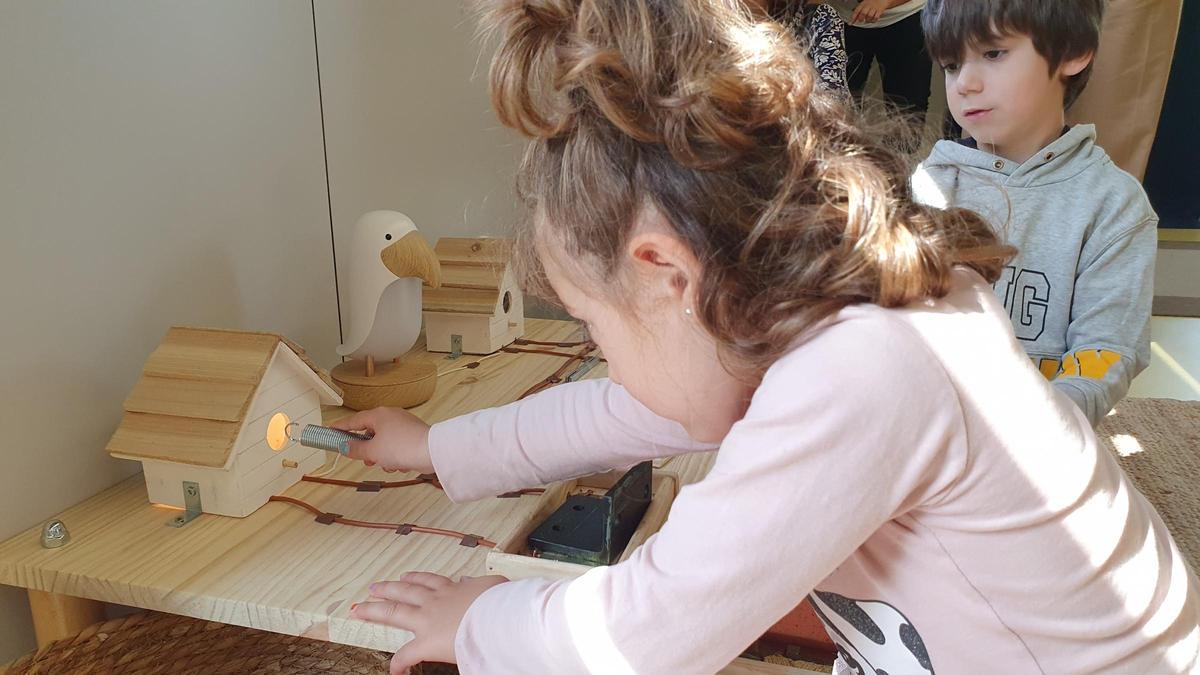 Una nena juga amb una de les propostes que van participar en la darrera edició del Premi La Ciència i els Infants