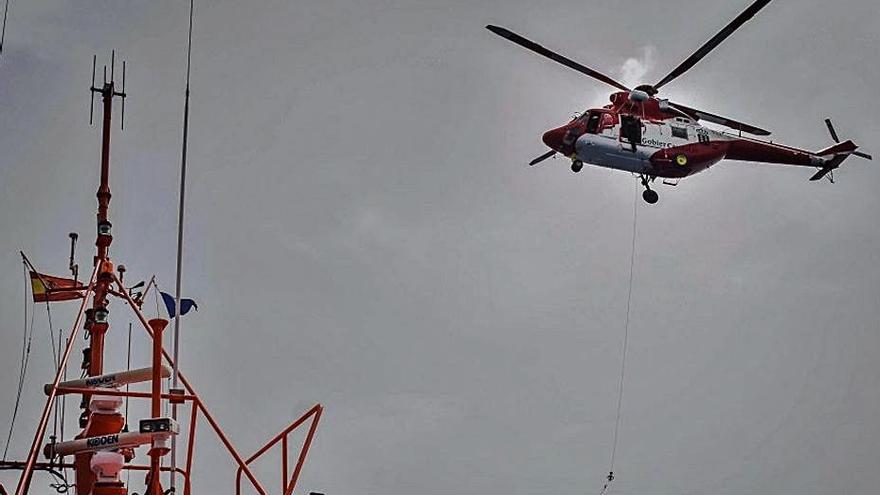 Actuación de un helicóptero en una operación de rescate.